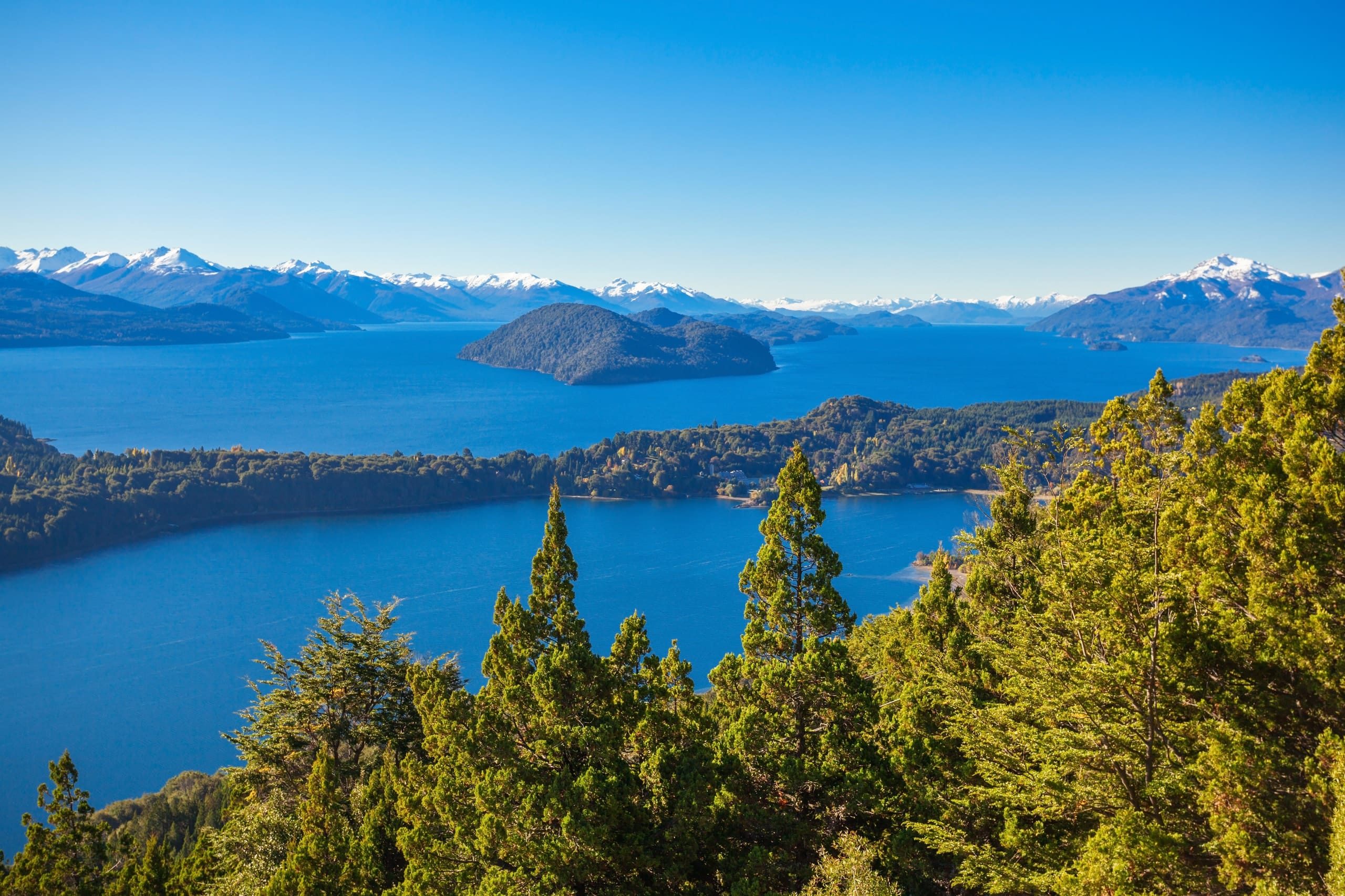 Vista aérea del lago Nahuel Huapi desde el cerro Campanario